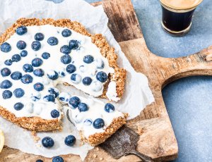 Gezonde ontbijttaart met blauwe bessen en citroen