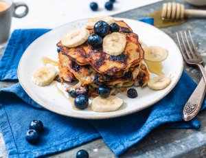 Skinny bananenpannenkoekjes met blauwe bessen