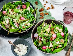 spinaziesalade met geroosterde radijsjes