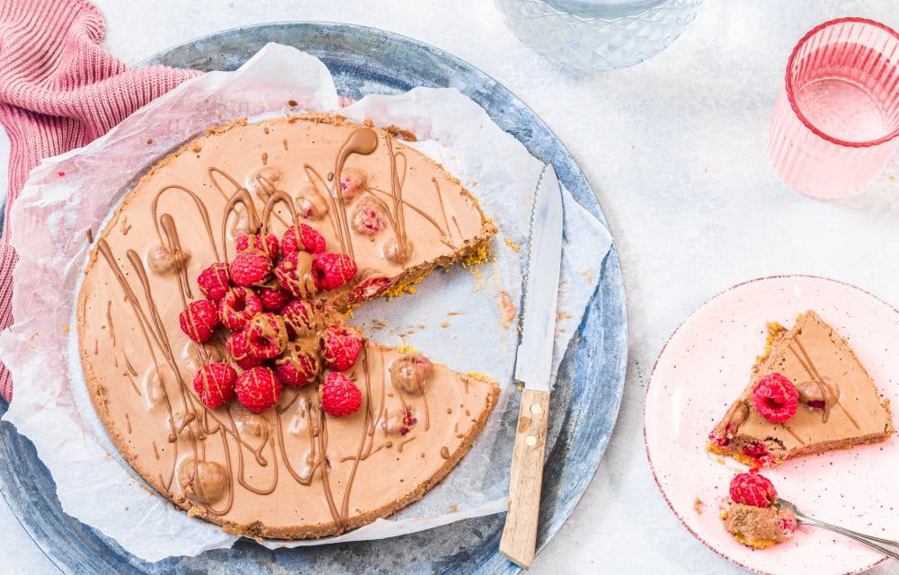 Chocolademoussetaart-met-frambozen-en-koekbodem