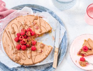 Chocolademoussetaart-met-frambozen-en-koekbodem