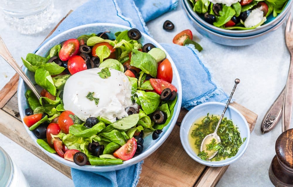 salade met burrata en olijven
