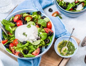 salade met burrata en olijven