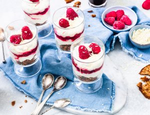 Cheesecake met frambozen in een glaasje