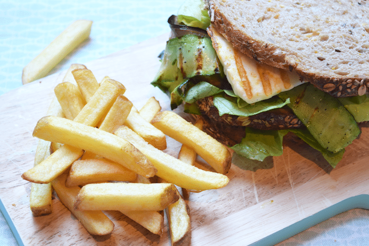 Vega clubsandwich met patat
