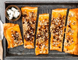 Flammkuchen met pompoen en blauwe kaas