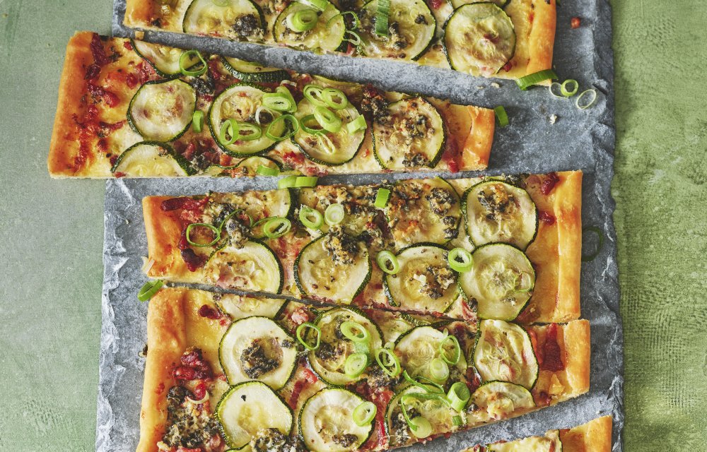 Plaattaart met courgette en blauwe kaas