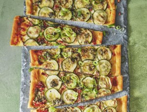 Plaattaart met courgette en blauwe kaas