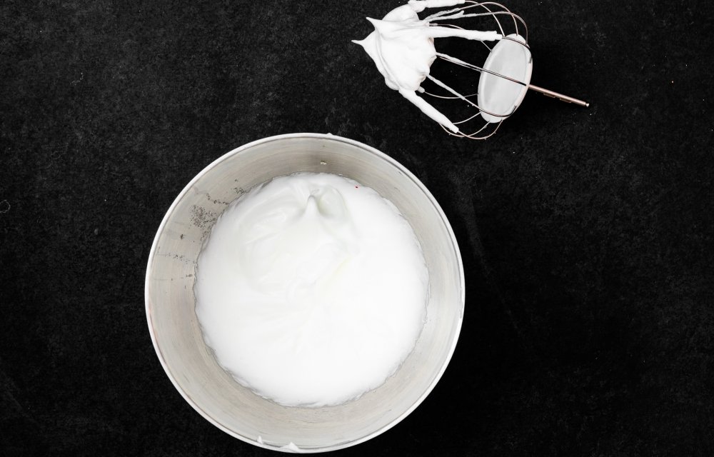 Eton mess met frambozen en pistachenoten