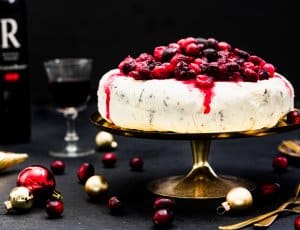 Straciatella ijstaart met cranberry saus