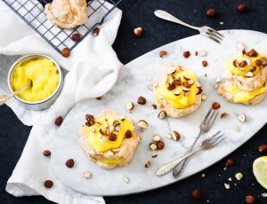 Citroenpavlova met hazelnoten