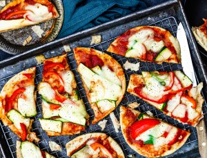 Naanbroodpizza met gegrilde groenten
