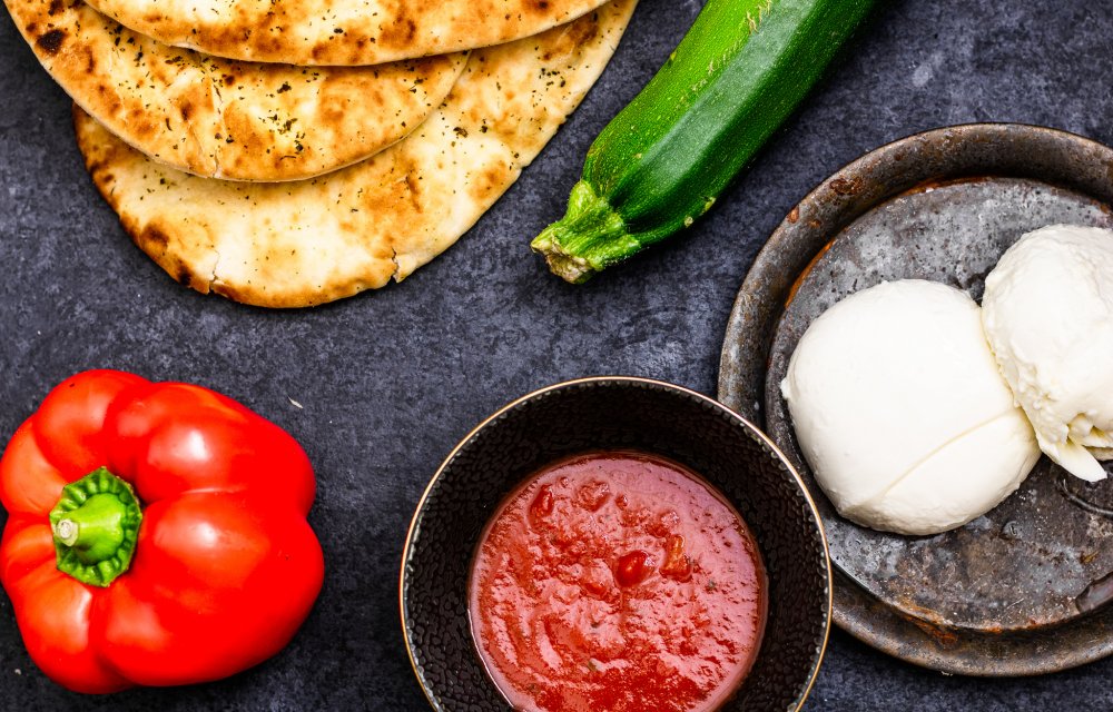 Naanbroodpizza met gegrilde groenten