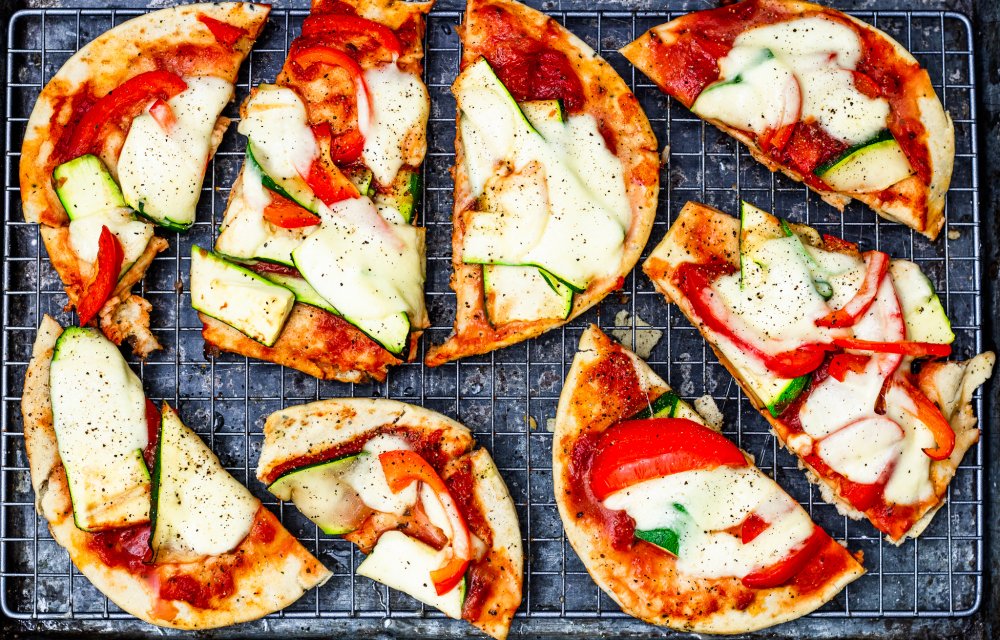 Naanbroodpizza met gegrilde groenten