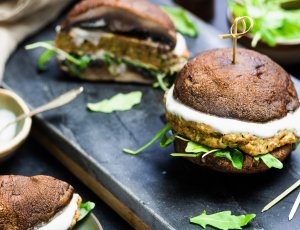 Courgetteburger op een portobellobroodje