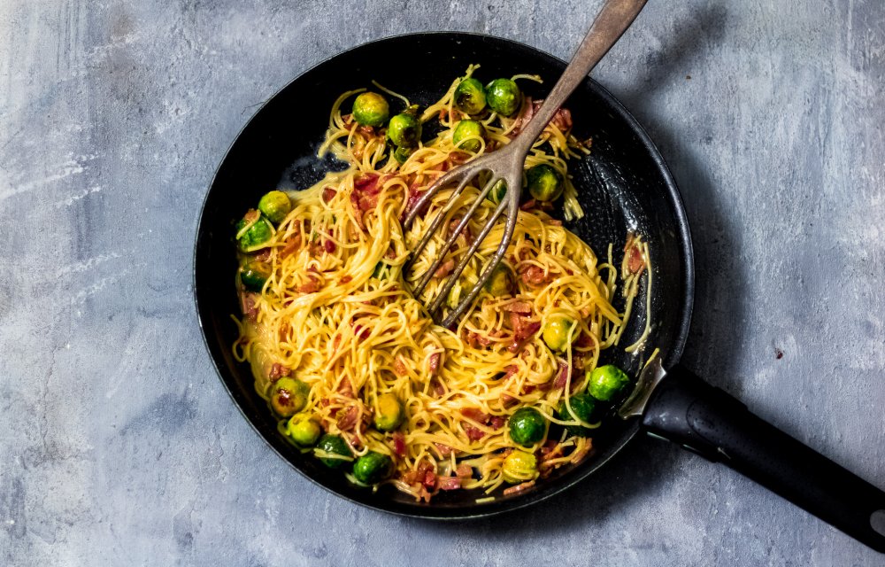Pasta carbonara met spruitjes en spekjes