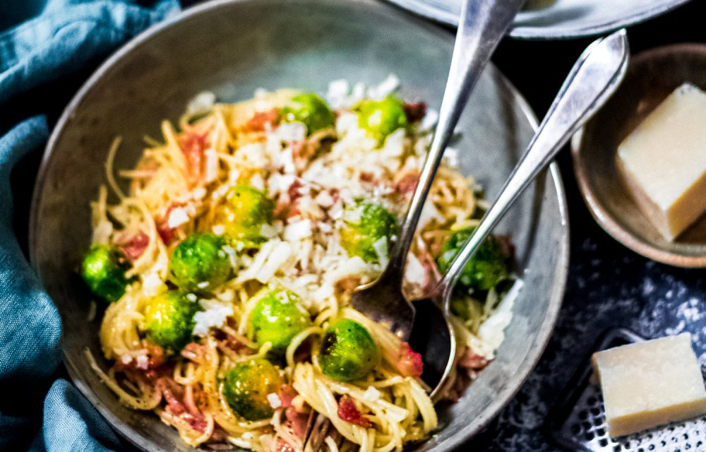 Pasta carbonara met spruitjes en spekjes
