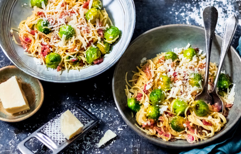 Pasta carbonara met spruitjes en spekjes