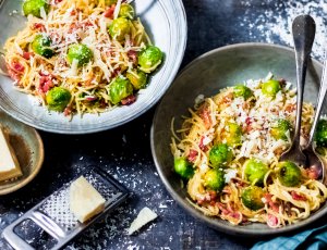 Pasta carbonara met spruitjes en spekjes