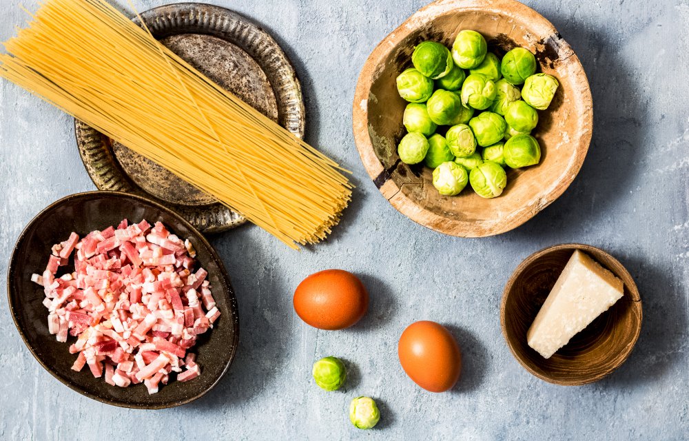 Pasta carbonara met spruitjes en spekjes
