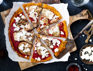 zoete aardappelpizza met aubergine