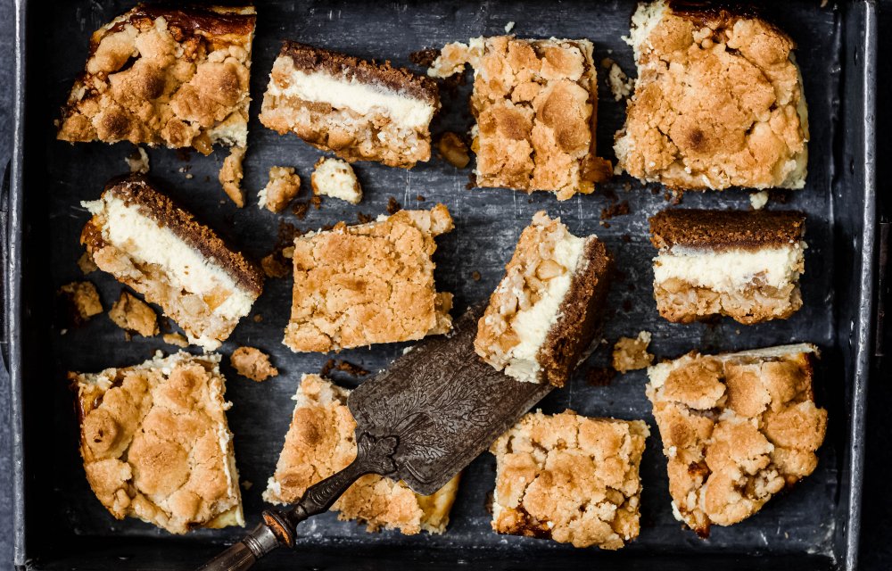 Apple crumble cheesecake bars
