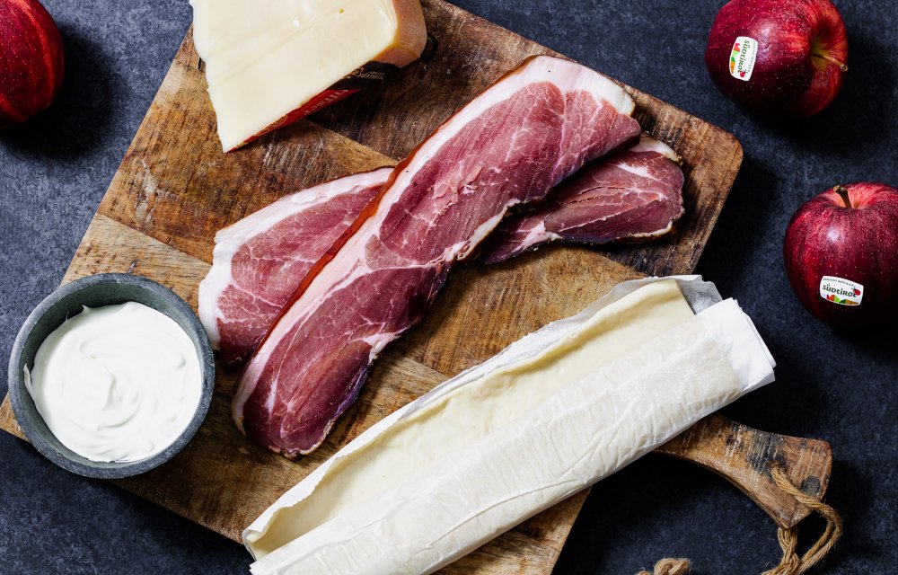 Flammkuchen met appel, spek en kaas-ingredienten