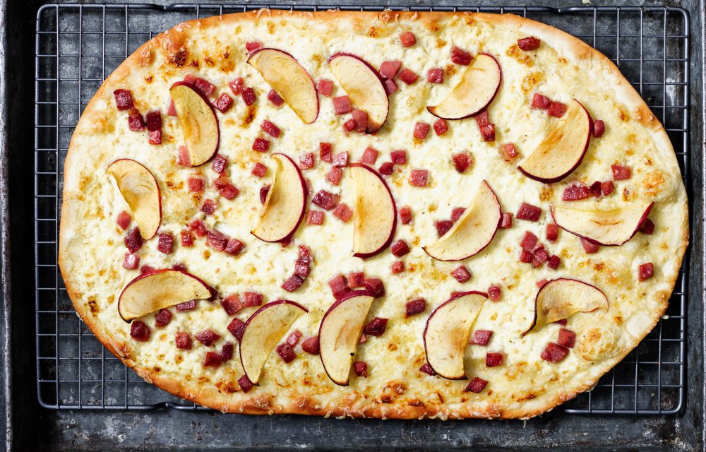 Flammkuchen met appel, spek en kaas_003