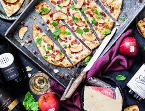 Flammkuchen met appel, spek en kaas