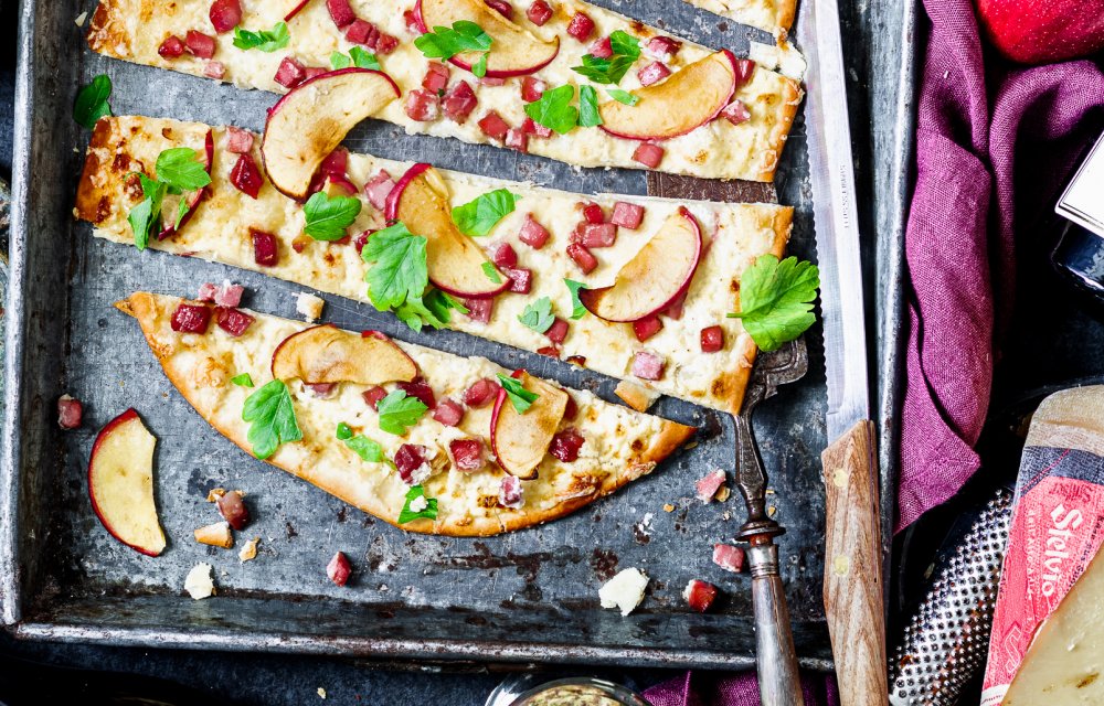 Flammkuchen met appel, spek en kaas-eindfoto