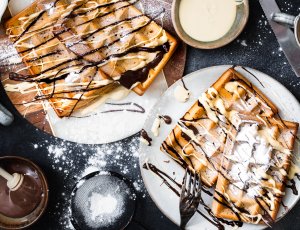 Klassieke wafels met chocolade drizzle