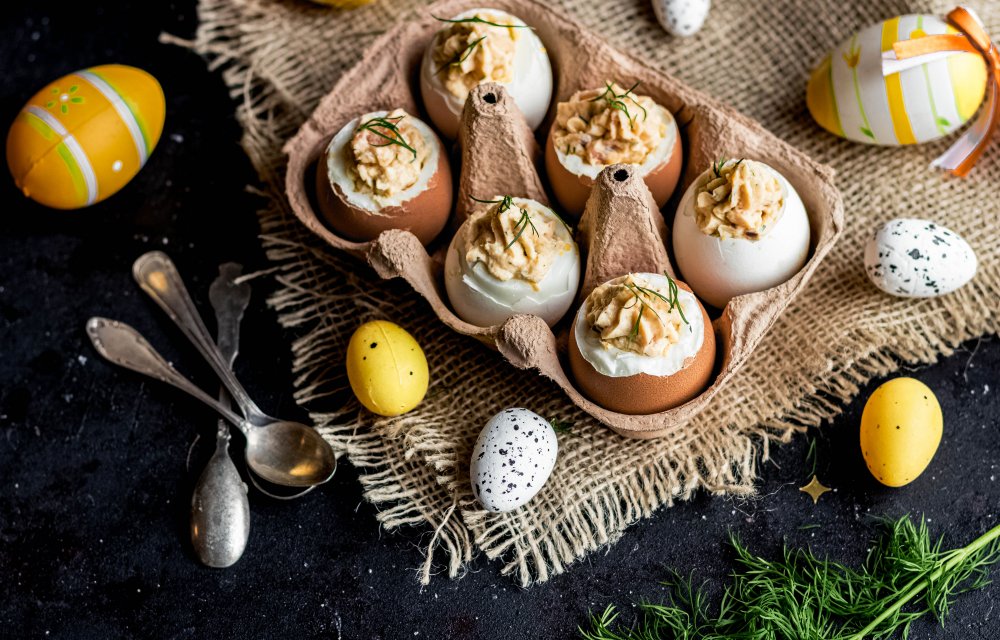 gevuld ei met zalmsalade