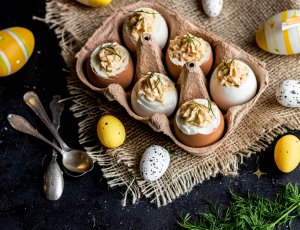 gevuld ei met zalmsalade