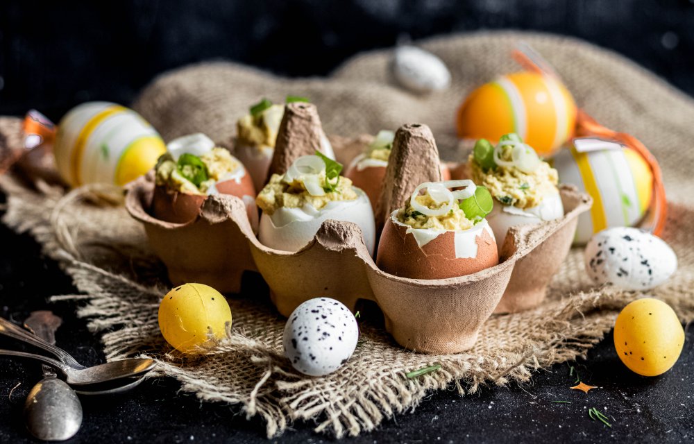gevuld ei met kip-kerrie