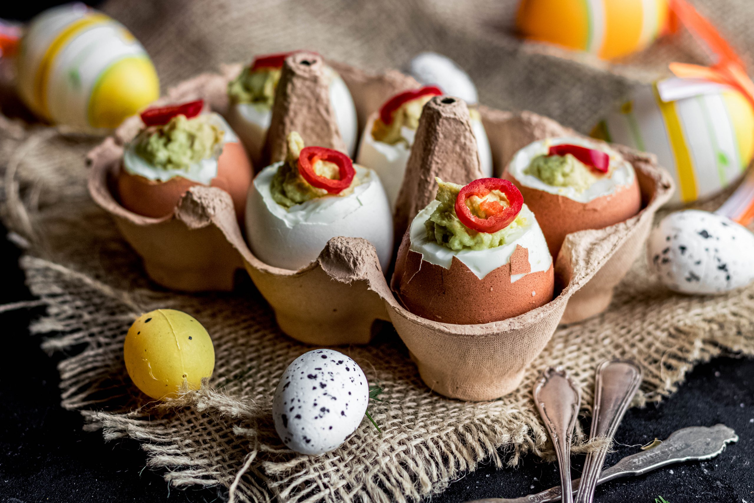 gevuld ei met guacamole
