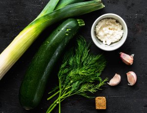 Courgette-preisoep met een dillesausje