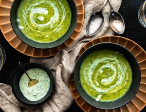 Courgette-preisoep met een dillesausje