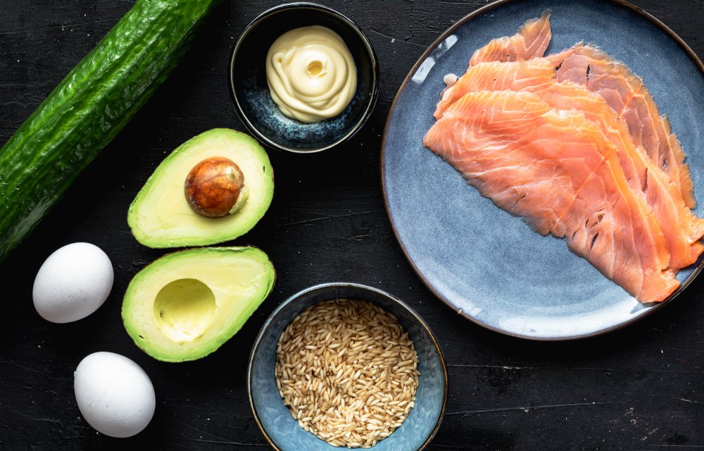 Ei sushi met gerookte zalm-ingredienten