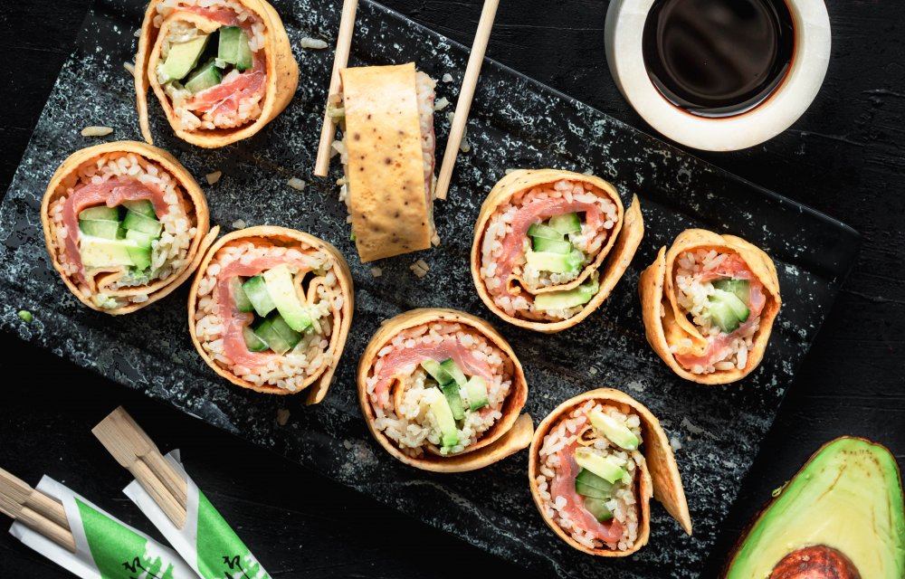 Ei sushi met gerookte zalm