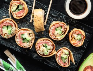 Ei sushi met gerookte zalm