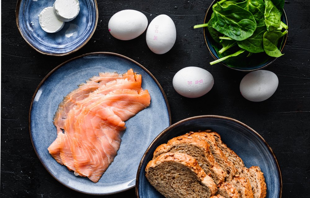 Eipotjes met spinazie en zalm-ingredienten