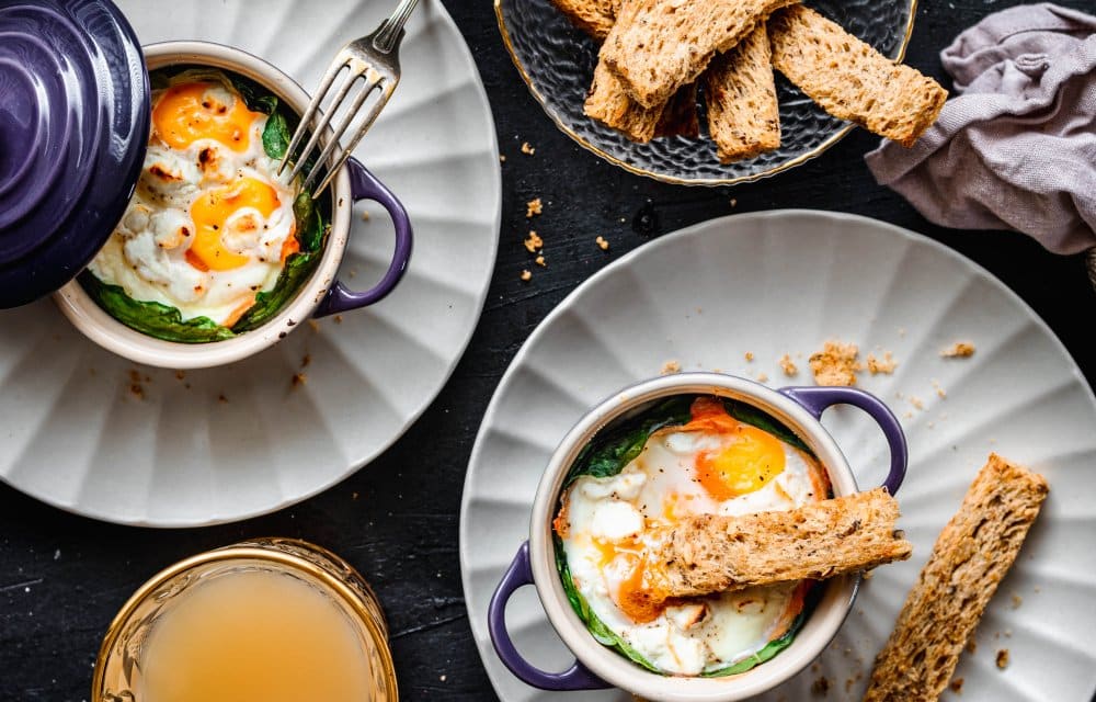 Eipotjes met spinazie en zalm