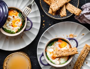 Eipotjes met spinazie en zalm