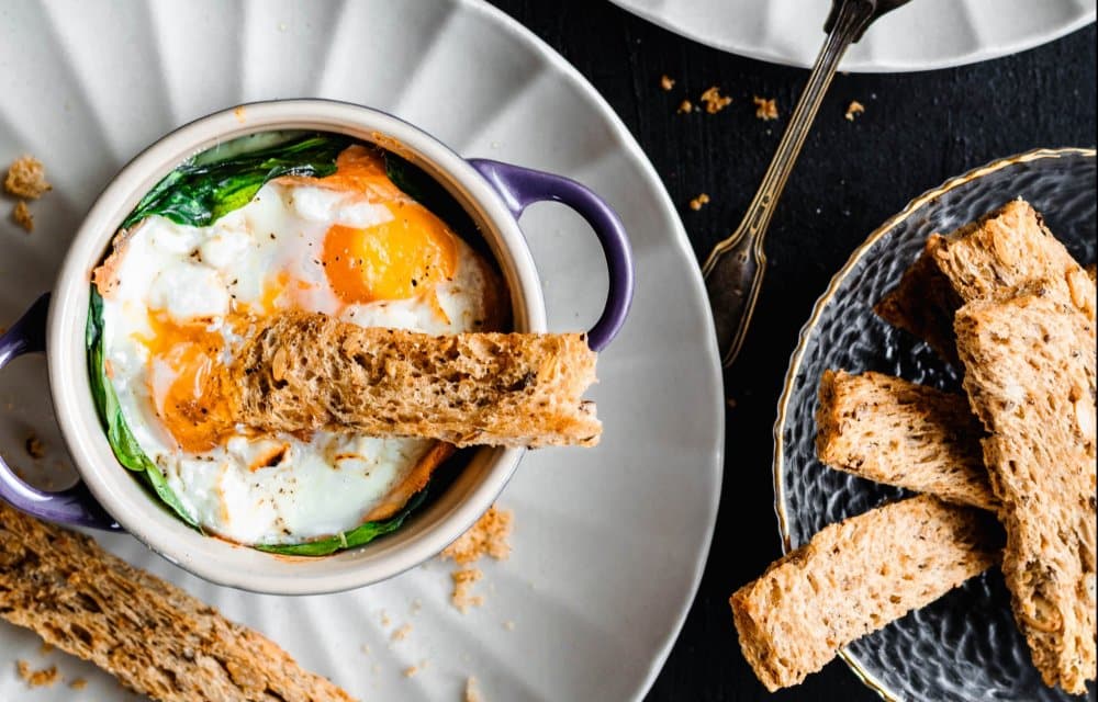 Eipotjes met spinazie en zalm-eindfoto