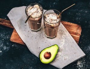 Gezondere chocolade milkshake met kokos
