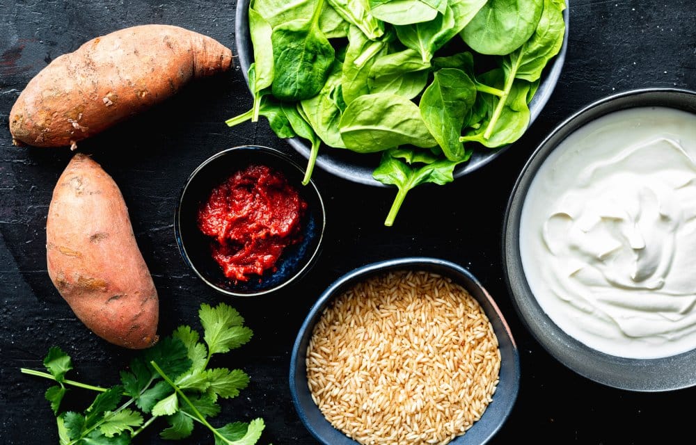 Gezondere curry met zoete aardappel en spinazie-ingredienten
