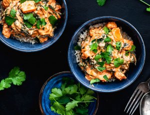 Gezondere curry met zoete aardappel en spinazie