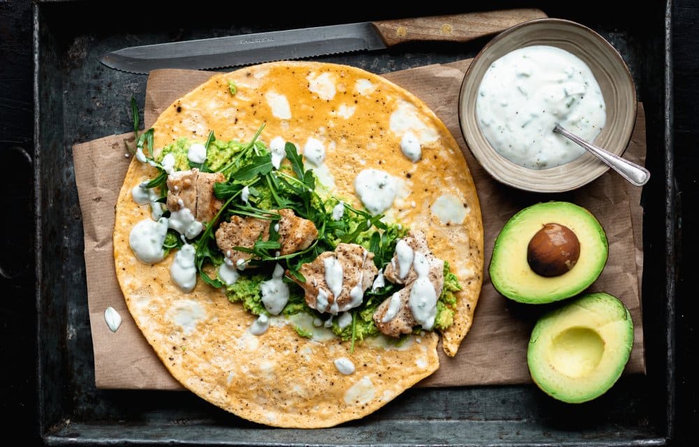 Romige eiwraps met kip en avocado
