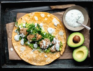 Romige eiwraps met kip en avocado