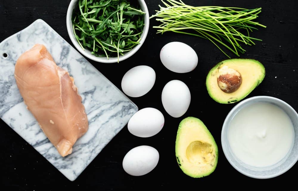 Romige eiwraps met kip en avocado